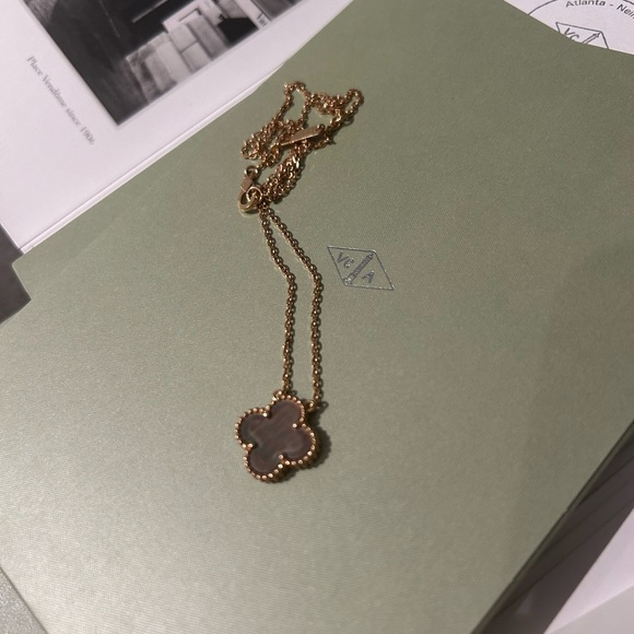 Vintage Alhambra pendant
18K rose gold, Mother-of-pearl - Picture 2 of 6